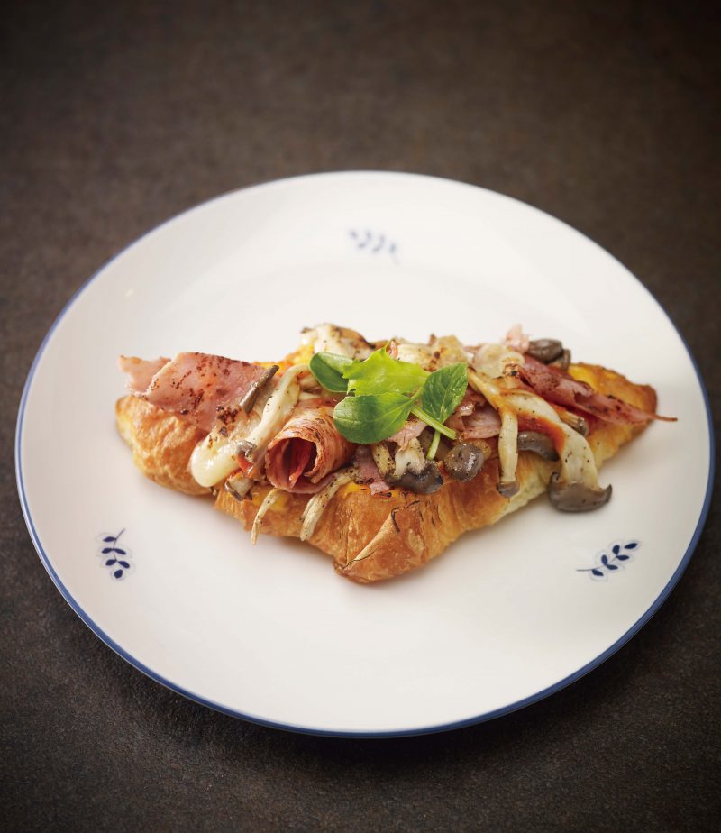 햄과 버섯을 넣은 크루아상